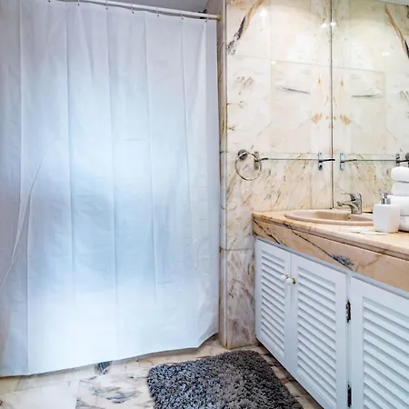 Hébergement de vacances Tropical Palmy 3 Bedroom Townhouse In Nueva Andalucia Close To Puerto Banus