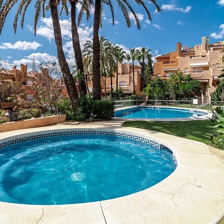 Hébergement de vacances Tropical Palmy 3 Bedroom Townhouse In Nueva Andalucia Close To Puerto Banus *