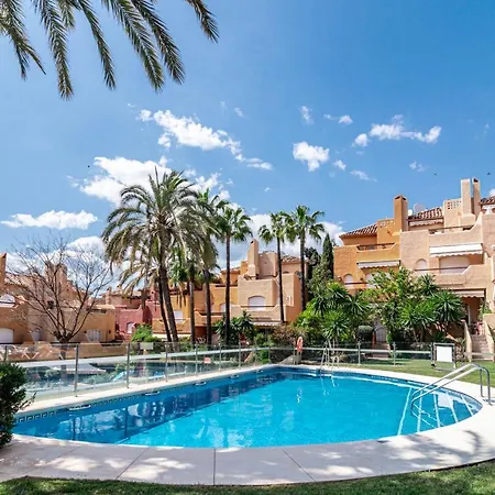 Hébergement de vacances Tropical Palmy 3 Bedroom Townhouse In Nueva Andalucia Close To Puerto Banus Marbellac
